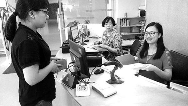 圖書館安裝身份證讀卡器，市民刷身份證就可免費借書